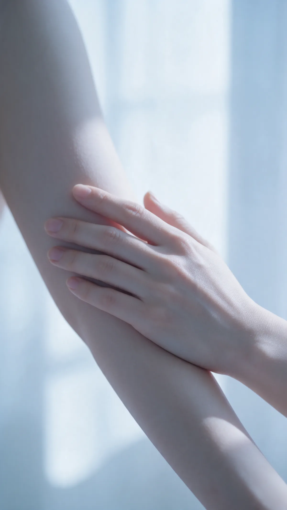 Una mano appoggiata sull’avambraccio